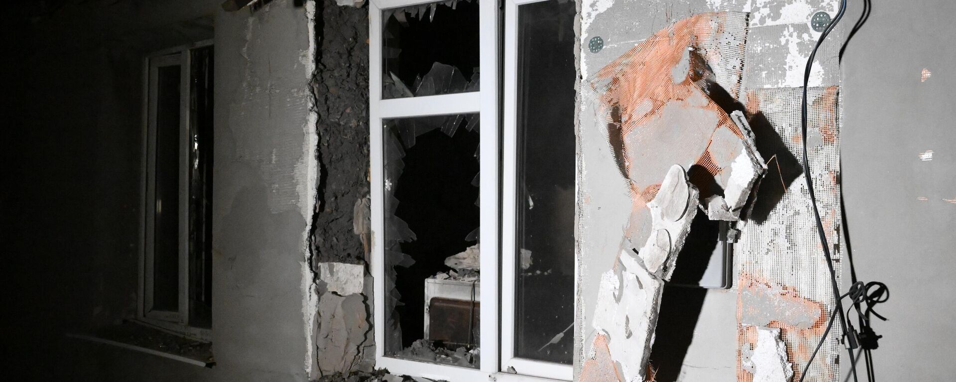Жилой дом, разрушенный в результате вечернего обстрела в поселке Лидиевка Кировского района Донецка - Sputnik Латвия, 1920, 22.02.2022