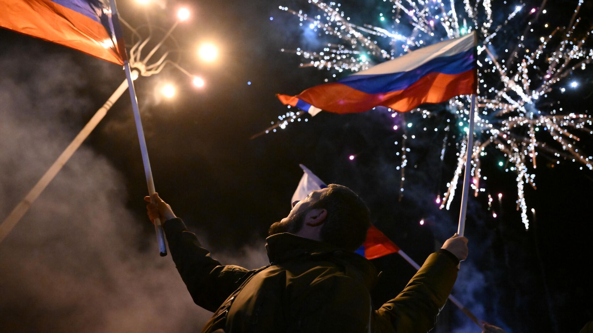 Жители Донецка и Луганска празднуют признание Россией ДНР и ЛНР - Sputnik Латвия, 1920, 23.02.2022