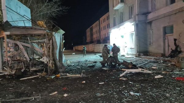 На месте взрыва у здания представительства ЛНР в Совместном центре по контролю и координации режима прекращения огня (СЦКК) в Луганске - Sputnik Латвия