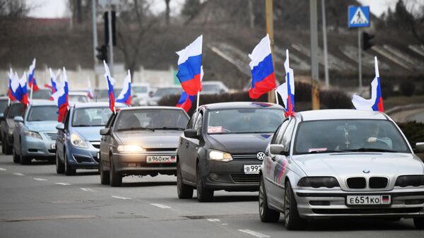 Жители Донецка и Луганска празднуют признание Россией ДНР и ЛНР - Sputnik Латвия