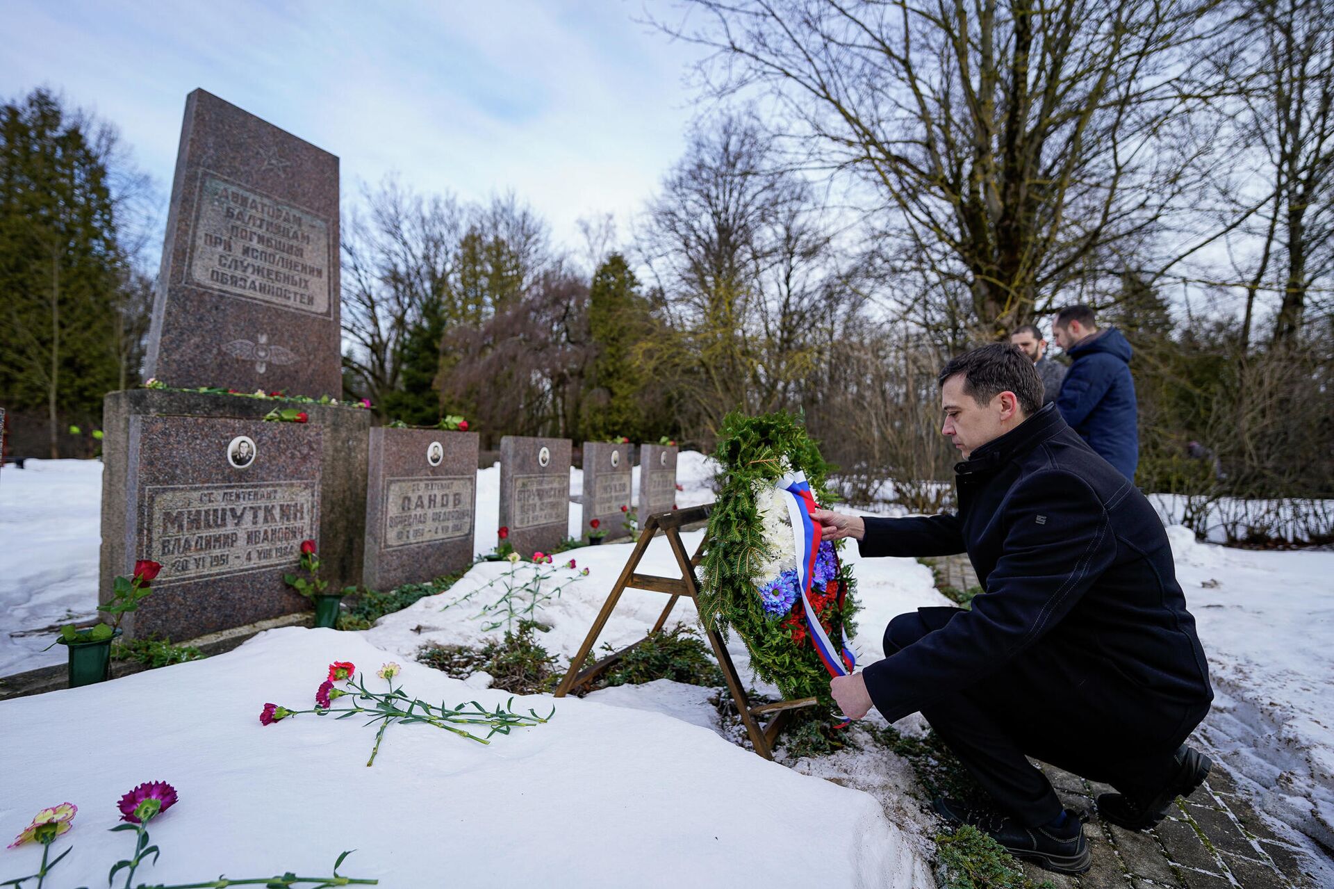 В Риге возложили цветы к военным памятникам в День защитника отечества 23 февраля В Риге возложили цветы к военным памятникам в День защитника отечества 23 февраля - Sputnik Латвия, 1920, 23.02.2022