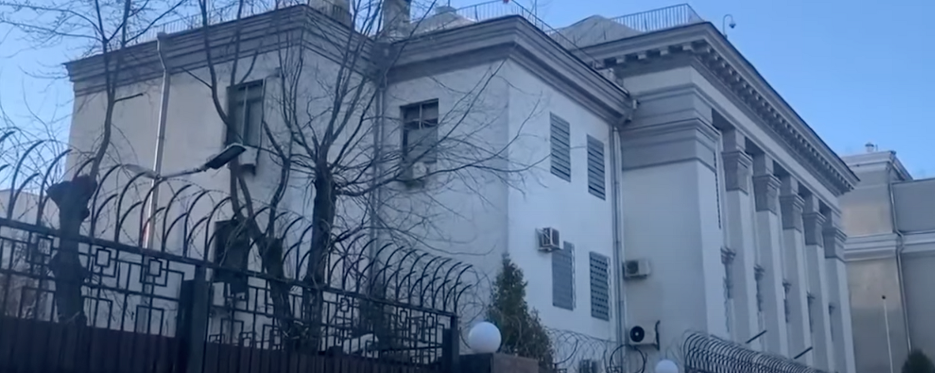 Россия эвакуирует посольство и консульства из Украины - видео - Sputnik Латвия, 1920, 23.02.2022