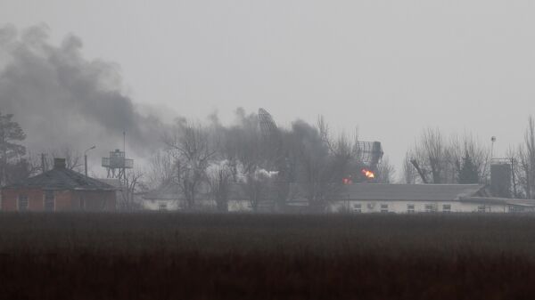 Виден дым над военным объектом, расположенным в Мариуполе - Sputnik Latvija