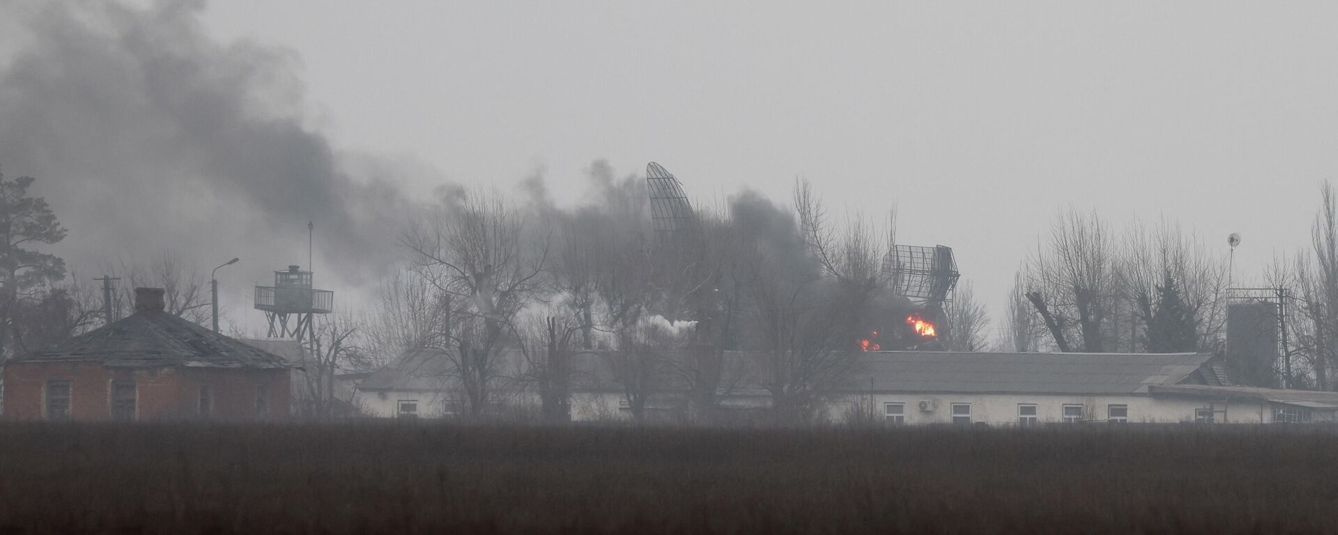 Дым над военным объектом, расположенным в Мариуполе - Sputnik Латвия, 1920, 24.02.2022