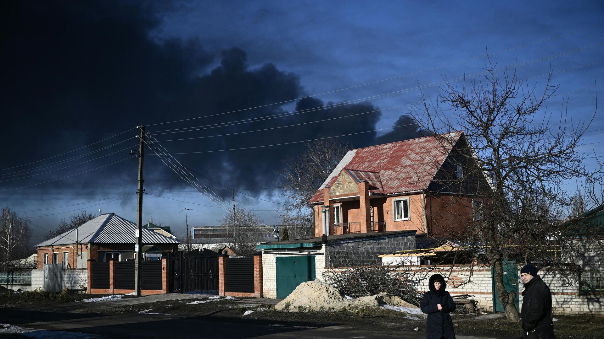 Черный дым над военным аэродромом в Чугуеве, Харьковская область, Украина, 24 февраля 2022 года - Sputnik Латвия, 1920, 24.02.2022