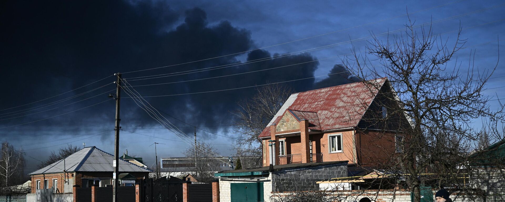 Черный дым над военным аэродромом в Чугуеве, Харьковская область, Украина, 24 февраля 2022 года - Sputnik Латвия, 1920, 24.02.2022