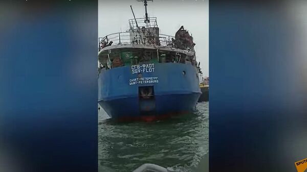 Российское судно попало под ракетный удар ВСУ: последствия сняли на видео - Sputnik Latvija