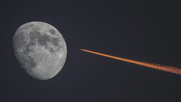 Mēness un lidmašīna - Sputnik Latvija