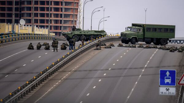 Украинские военнослужащие на мосту в Киеве, 25 февраля 2020 года - Sputnik Latvija