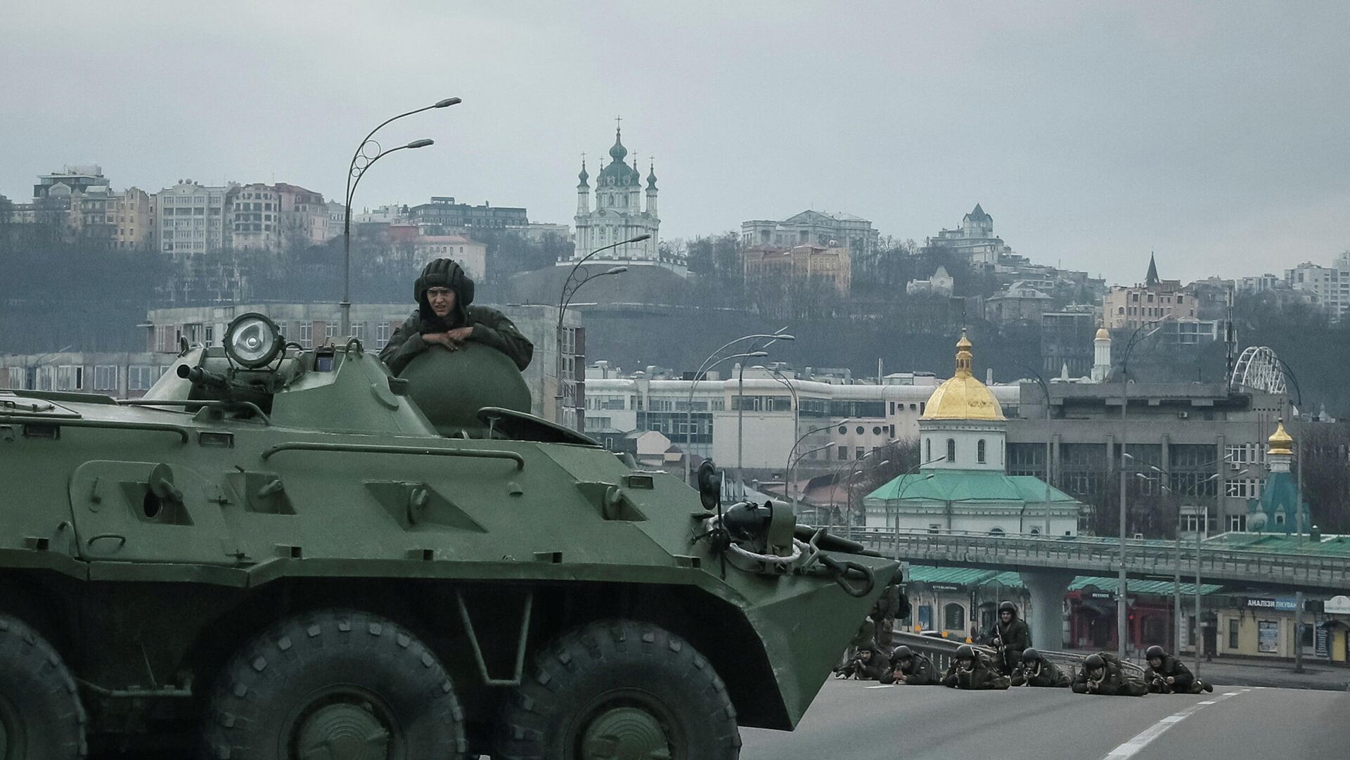 Украинские военнослужащие на мосту в Киеве, 25 февраля 2022 года - Sputnik Латвия, 1920, 25.02.2022