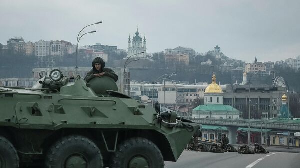 Украинские военнослужащие на мосту в Киеве, 25 февраля 2022 года - Sputnik Latvija