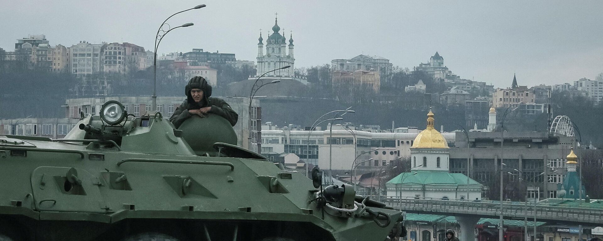 Украинские военнослужащие на мосту в Киеве, 25 февраля 2022 года - Sputnik Латвия, 1920, 25.02.2022
