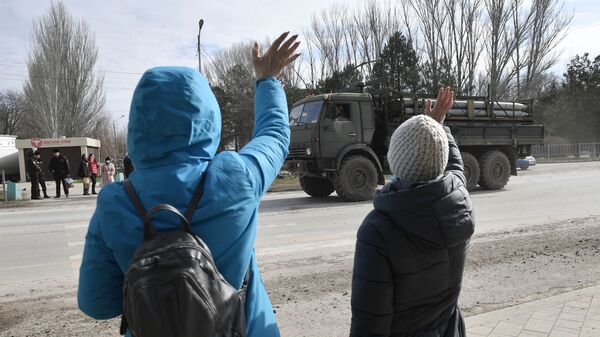 Жители Армянска приветствуют колонну военной техники ВС РФ - Sputnik Латвия