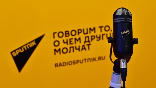 Микрофон с символикой радио Sputnik в студии - Sputnik Латвия