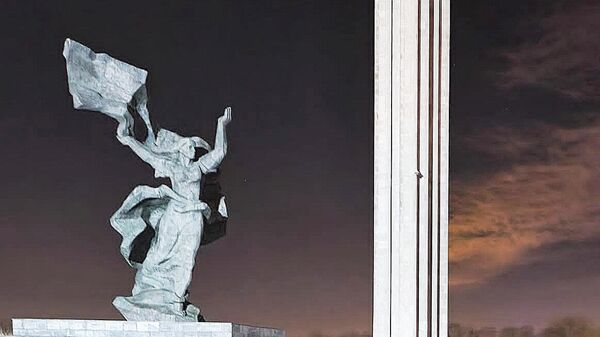Памятник воинам-освободителям в Риге - Sputnik Латвия