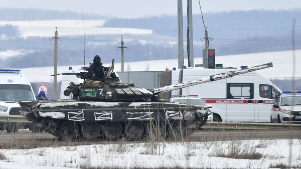 Танк Т-72Б3 на шоссе возле границы с Украиной в Белгородской области - Sputnik Латвия
