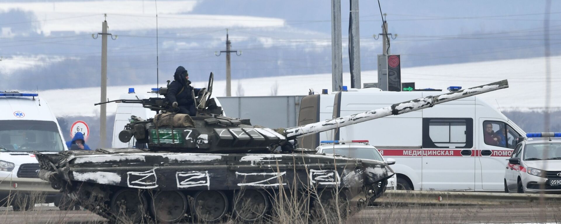Танк Т-72Б3 на шоссе возле границы с Украиной в Белгородской области - Sputnik Латвия, 1920, 28.02.2022