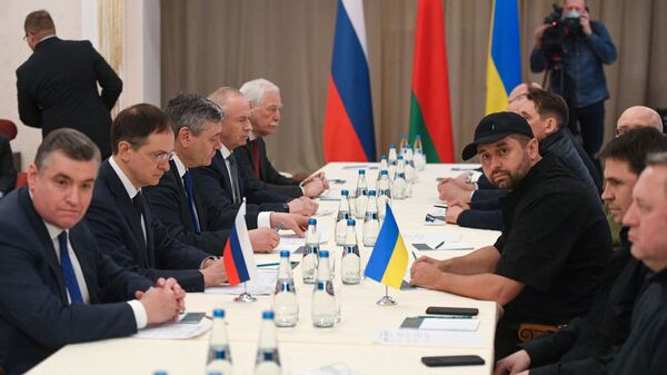 Российская (слева) и украинская делегации на переговорах в Беларуси - Sputnik Латвия