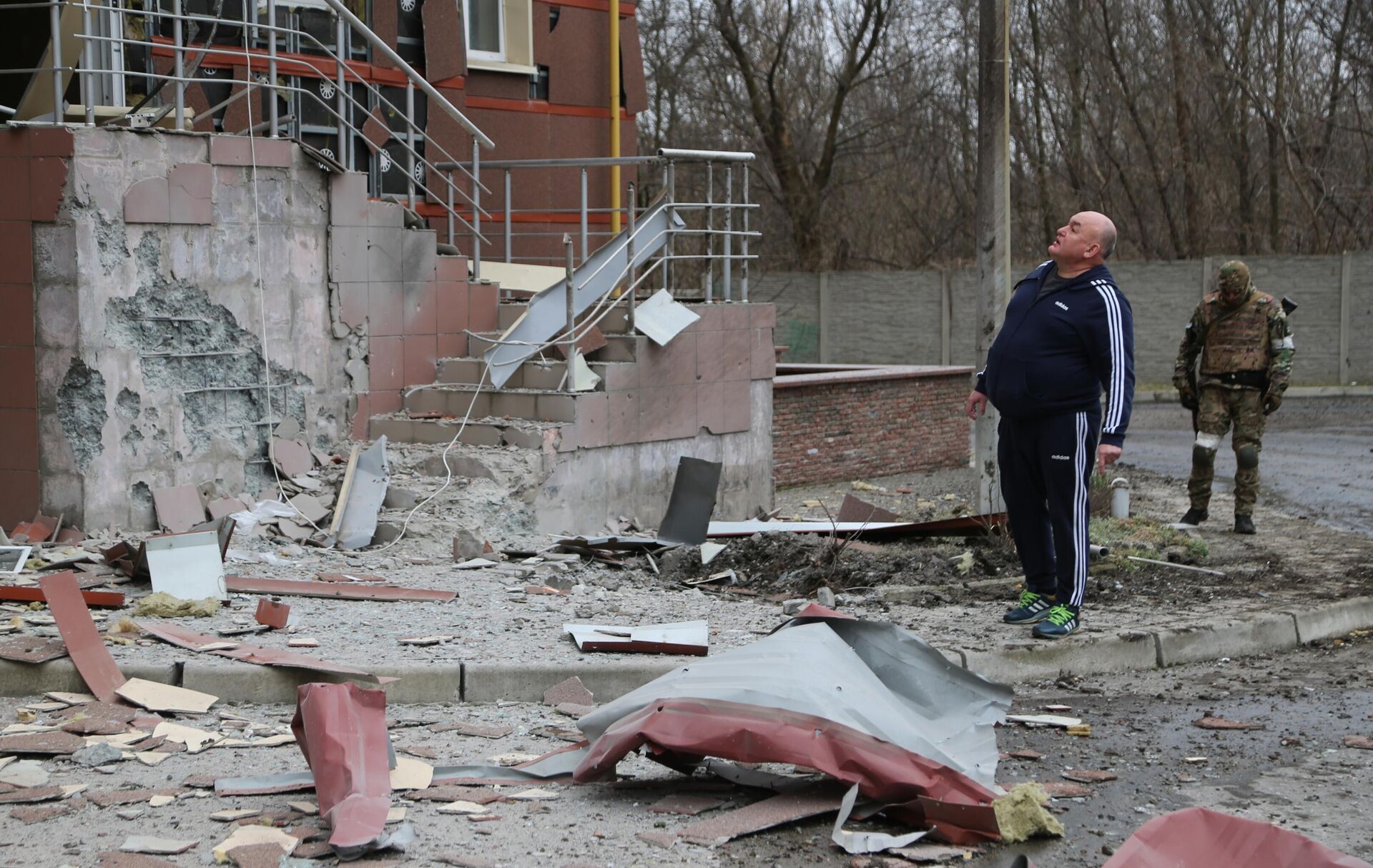 Житель города во дворе многоэтажного жилого дома в Донецке, поврежденного в результате обстрела, 28 февраля 2022 года  - Sputnik Латвия, 1920, 01.03.2022