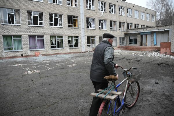 Lādiņš trāpījis skolā Lādiņš trāpījis skolā - Sputnik Latvija