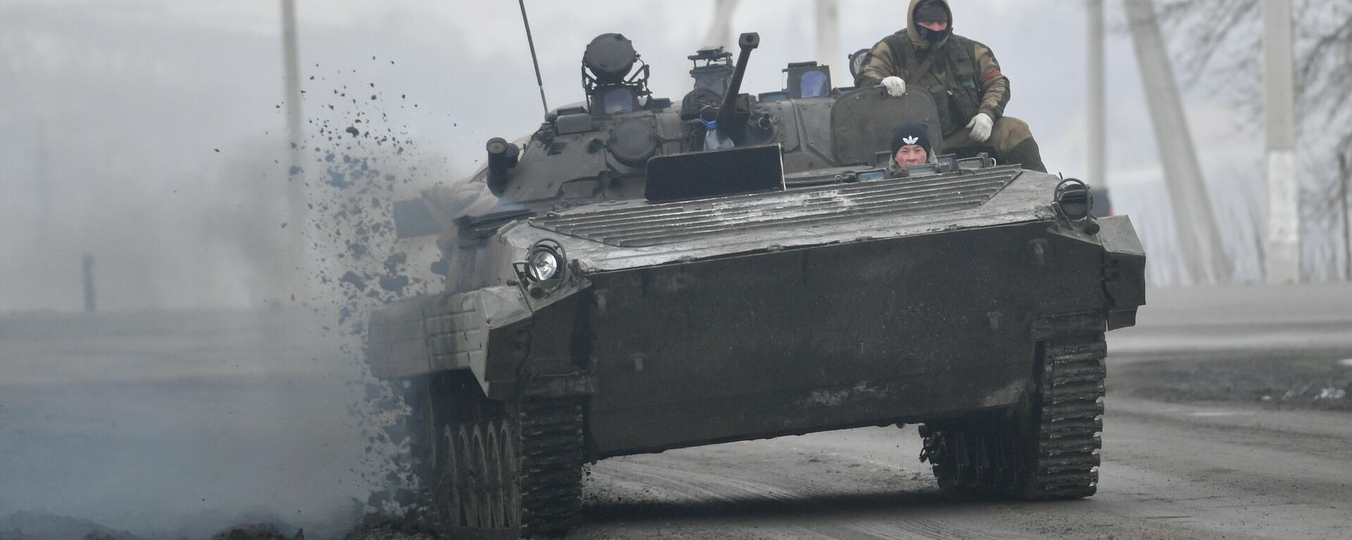Боевая машина пехоты БМП-2 недалеко от границы с Украиной в Белгородской области, Россия - Sputnik Латвия, 1920, 01.03.2022