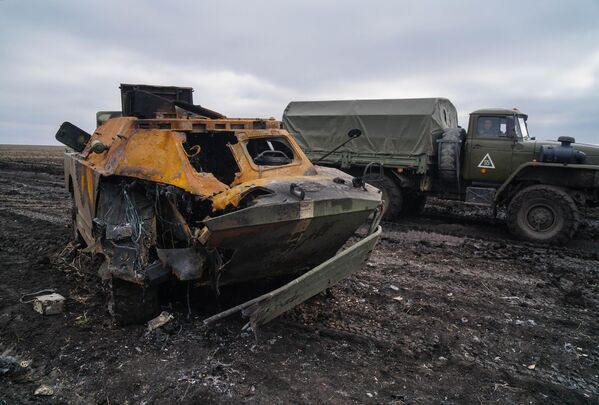 Iznīcinātā ukraiņu izlūkošanas bruņumašīna pie Volnovahas. - Sputnik Latvija