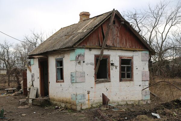 Izpostītā māja Nikolajevkas ciematā. - Sputnik Latvija