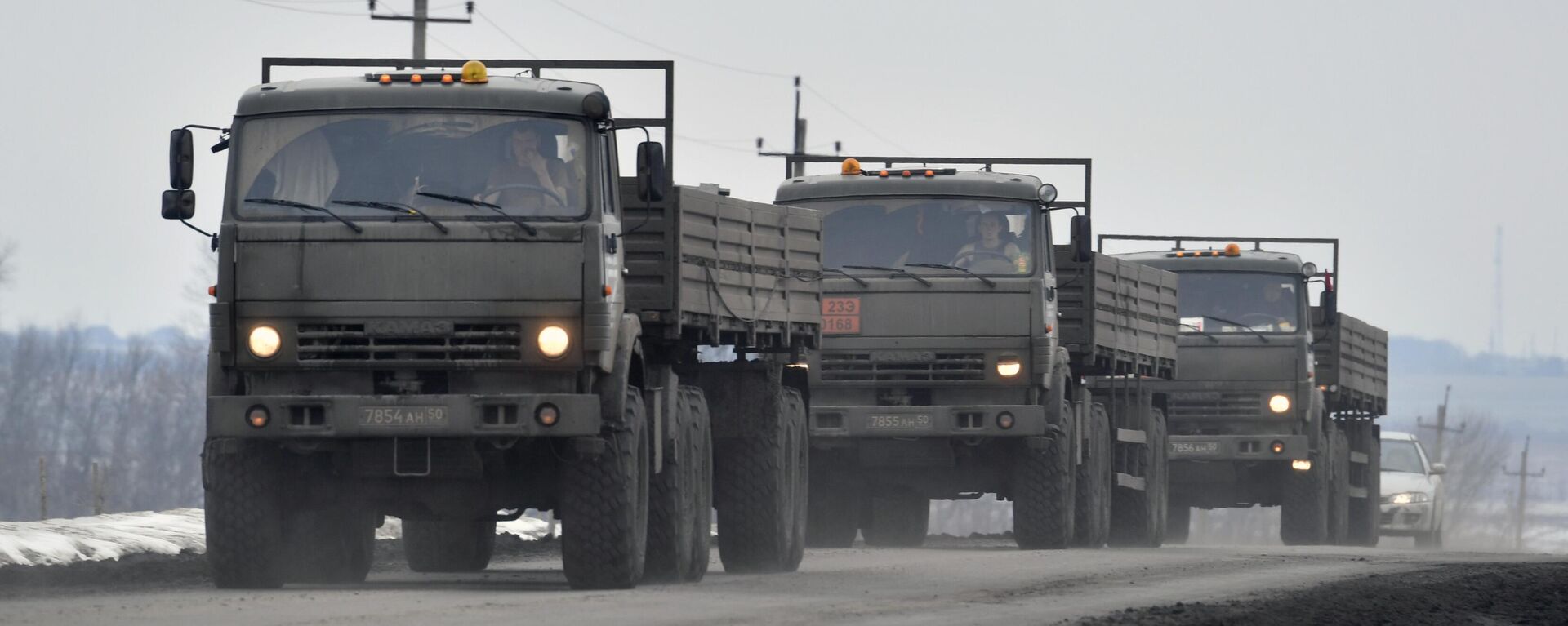 Военные грузовики на шоссе возле границы с Украиной в Белгородской области - Sputnik Латвия, 1920, 01.03.2022