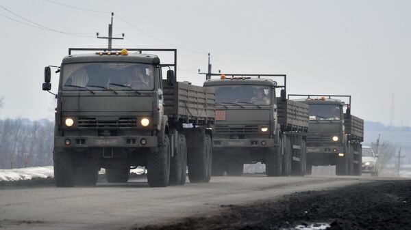 Военные грузовики на шоссе возле границы с Украиной в Белгородской области - Sputnik Латвия