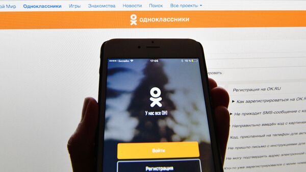 Страница социальной сети Одноклассники на экранах смартфона и ноутбук - Sputnik Latvija