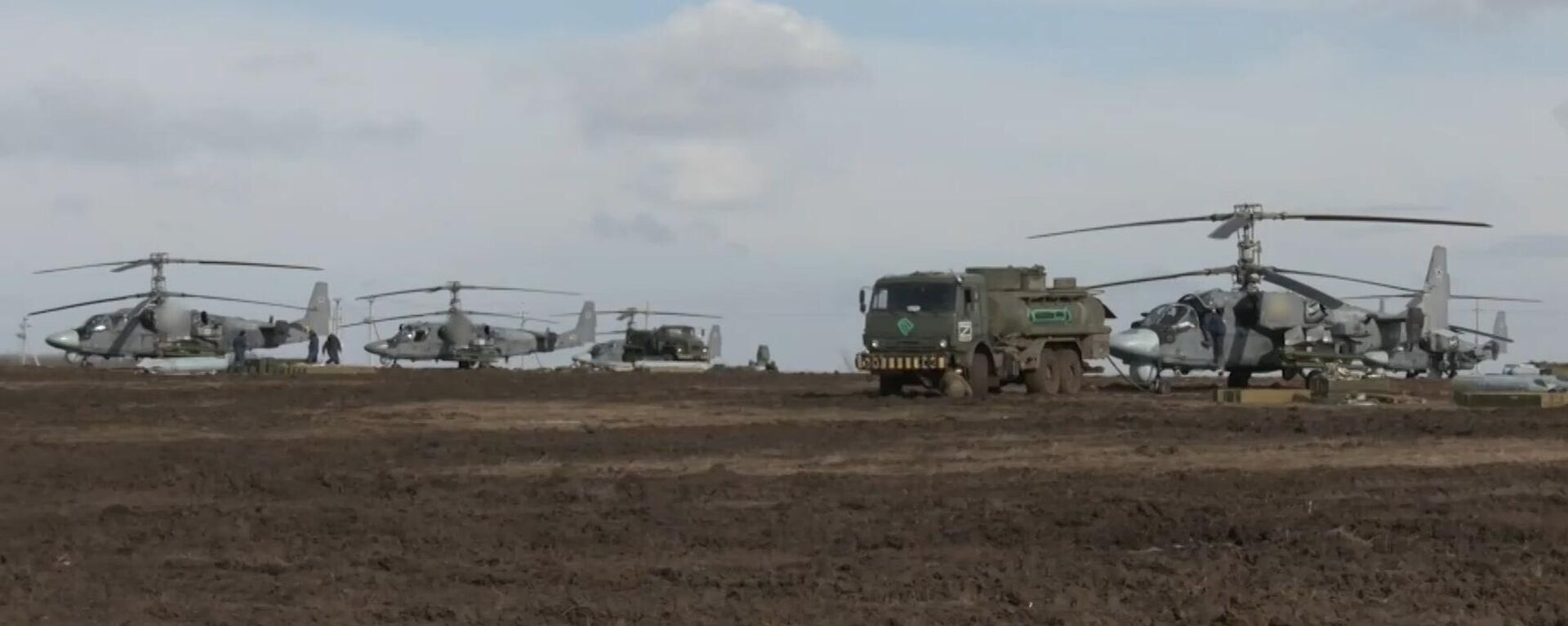 Ударные вертолеты Ка-52 ВКС РФ перед выполнением боевого задания в ходе специальной военной операции на Украине - Sputnik Латвия, 1920, 03.03.2022