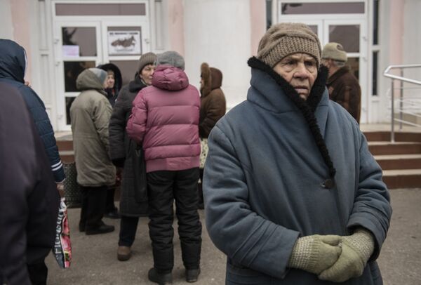 Местные жители на одной из улиц в городе Счастье в Луганской народной республике - Sputnik Латвия