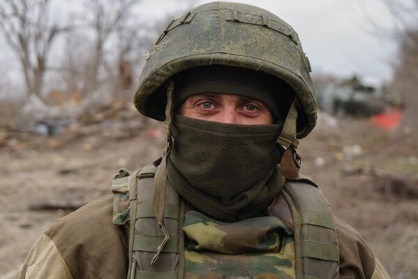 Военнослужащий народной милиции ДНР под Мариуполем - Sputnik Латвия