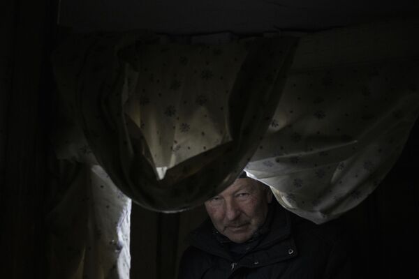 Мужчина в подвале жилого дома в городе Счастье в Луганской народной республике - Sputnik Латвия