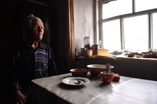 Житель села Пищевик, которое перешло под контроль войск Донецкой народной Республики. - Sputnik Латвия