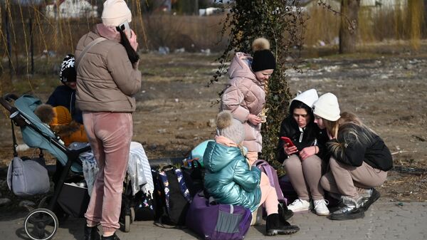 Жители Украины на контрольно-пропускном пункте Медыка-Шегини на польско-украинской границе - Sputnik Латвия