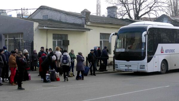 Люди на автовокзале в Одессе, 24 февраля 2022 - Sputnik Латвия