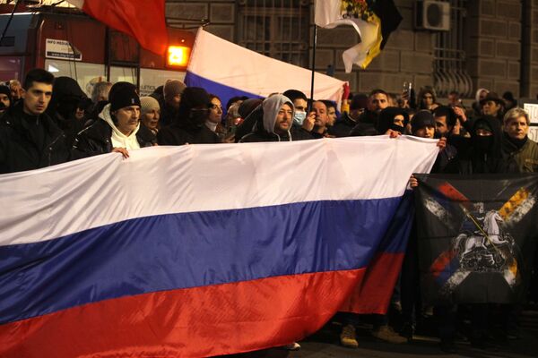 Участники народного митинга в поддержку России в Белграде Участники народного митинга в поддержку России в Белграде - Sputnik Латвия