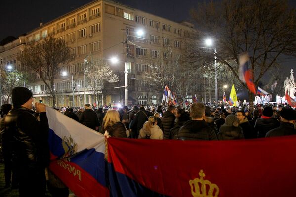 Cilvēki piedalījās mītiņā, kurā pauda atbalstu Krievijas militārajai speciālajai operācijai Ukrainā. Belgrada, Serbija - Sputnik Latvija