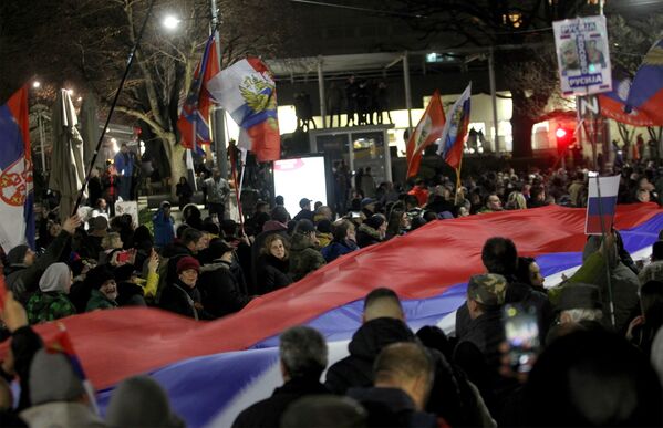 Участники народного митинга в поддержку России в Белграде - Sputnik Латвия