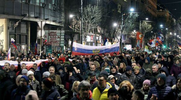 Участники народного митинга в поддержку России в Белграде - Sputnik Латвия