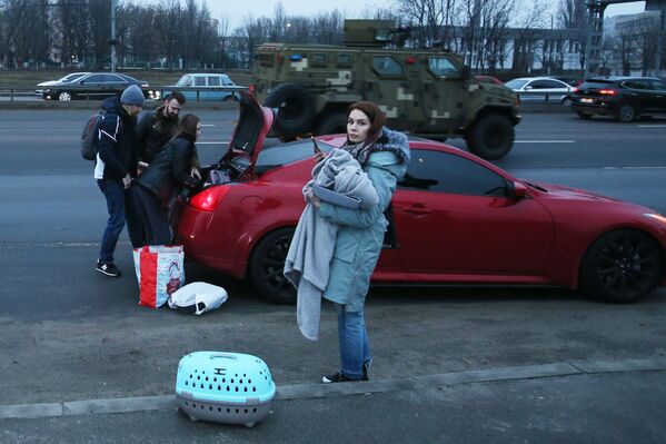 Cilvēki krauj mantas automašīnā, gatavojoties izbraukt no Kijevas - Sputnik Latvija