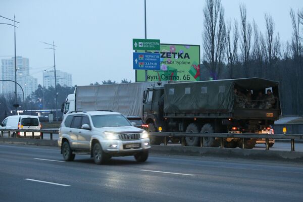 Ukrainā izsludināja kara stāvokli. Fotogrāfijā – automašīna ar karavīriem Kijevas ielās - Sputnik Latvija