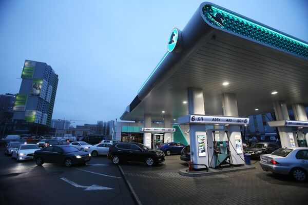Automašīnas stājās rindās pie degvielas uzpildes stacijām Kijevā - Sputnik Latvija