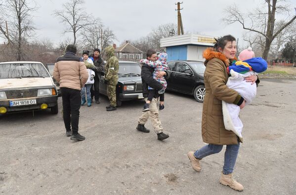 Беженцы из Мариуполя, которым удалось покинуть город несмотря на обстрелы. - Sputnik Латвия