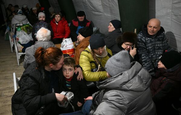 Для встречи беженцев был организован пункт приема в селе Безыменное в Новоазовском районе Донецкой области. - Sputnik Латвия