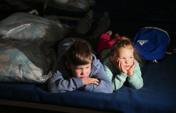 Дети в специальном пункте для беженцев в Безыменном. - Sputnik Латвия