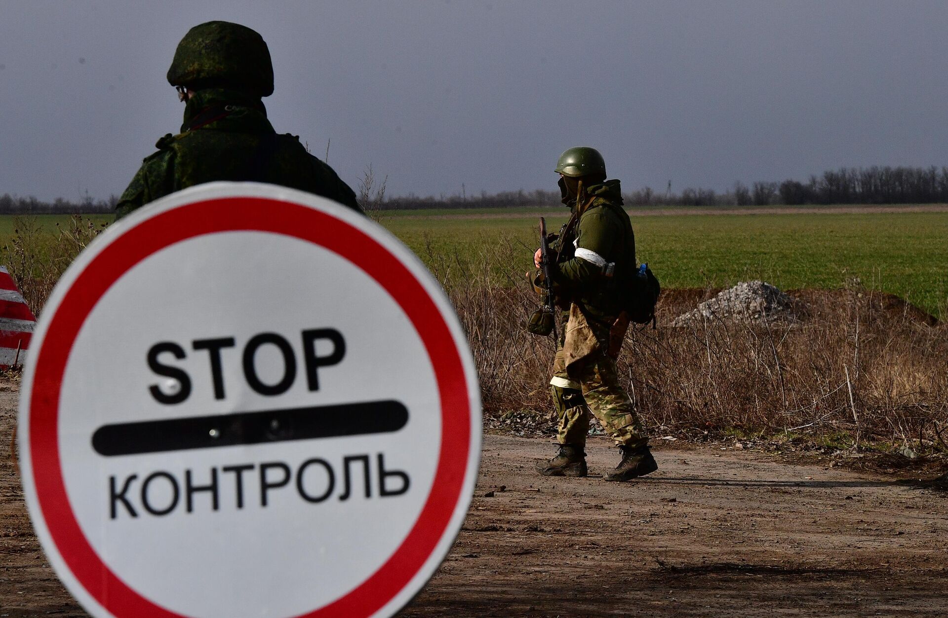 Блок-пост ДНР на дороге из Мариуполя Блок-пост ДНР на дороге из Мариуполя - Sputnik Латвия, 1920, 08.03.2022