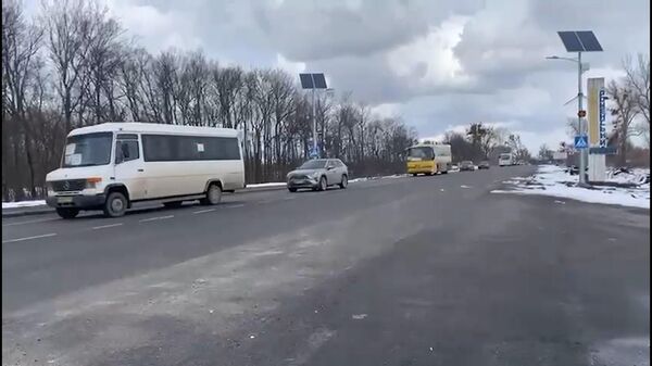 Массовая эвакуация на Украине: как мирные жители бегут от бомбёжек ВСУ   - Sputnik Latvija