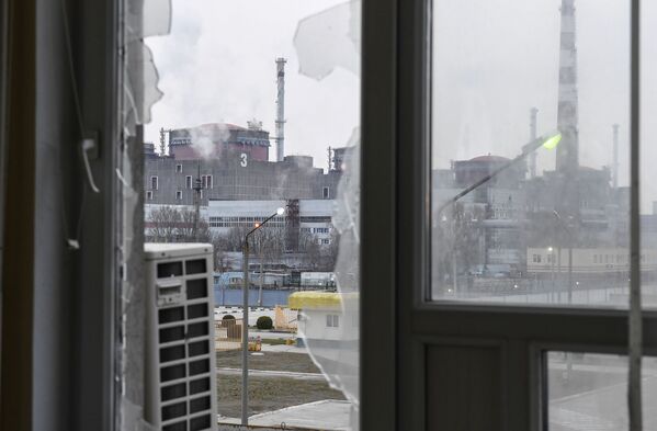 Вид из окна соседнего здания на АЭС. - Sputnik Латвия